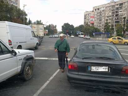 Мъж изскача пред колите на Трапезица в Бургас, за да проси