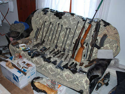 Наглост! Управител отмъкна 30 бона от ловен магазин в Бургас, зареди се с пушки и патрони като за война