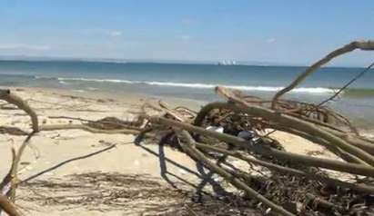 Буря превърнала плажа в Крайморие в сметище, наемателят чака помощ от държавата