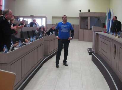 БСП и ГЕРБ се надпреварват с тениски и стикери в Общинския съет в Бургас, НФСБ се включи с химикалки