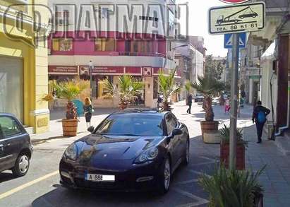 Вижте как шофьор паркира "Порше"-то си със златен номер в центъра на Бургас