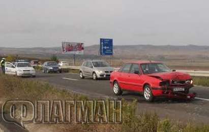 Три коли се нанизаха във верижна катастрофа край "Джъмбо" на входа на Бургас (СНИМКИ)