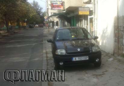 След 5 сигнала: Паякът не закача рено, паркирано 30 часа на тротоар в центъра на Бургас
