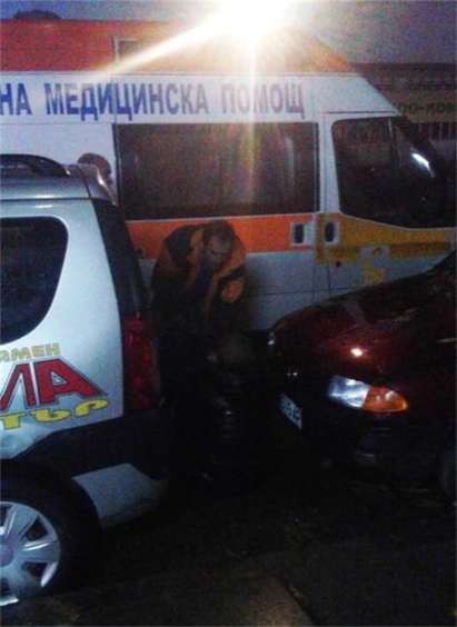 Пиян заспа между коли на улица в Бургас, продавачки го спасиха от измръзване