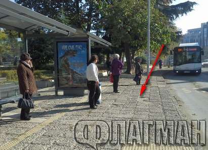 Мъж издъхна на спирка в Бургас, жена му припадна до него