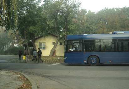 Пътници в Бургас: Автобус 211 ни стоварва на пътя сред прелитащи коли, опасно е!