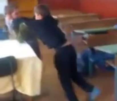 Зверски бой между третокласници в училище, зяпачите крещят: "Убий го" (ВИДЕО)