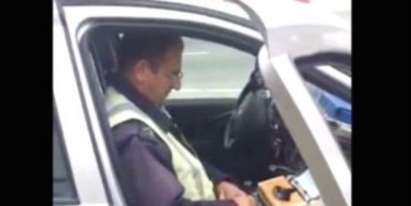 Вижте как полицай пише глоба на пишеща машина в патрулката (видео)