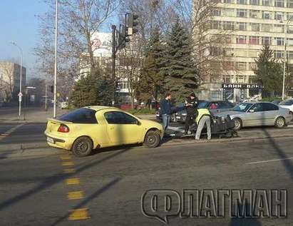 Млад шофьор с "Опел Тигра" отнесе светофара на Трапезица (СНИМКИ)