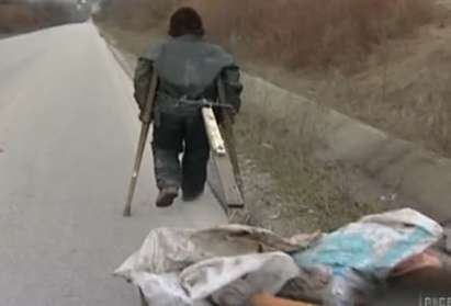 Беден българин влачи тежка количка със счупен крак, не му дават помощи