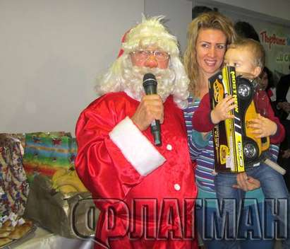 Дядо Коледа донесе чудни подаръци на малчуганите в МБАЛ-Бургас (СНИМКИ)