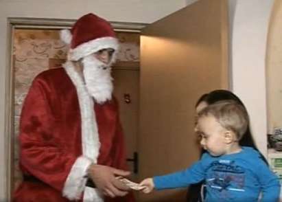 Дядо Коледа, страдащ от детска церебрална парализа, помага на болни