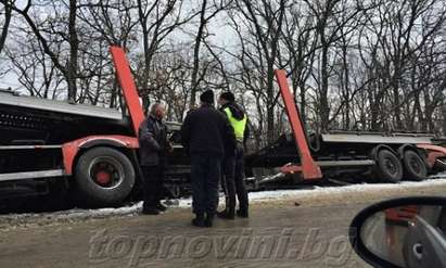 Автовоз се преобърна в Сунгурларско, не могат да го изтеглят (снимки)