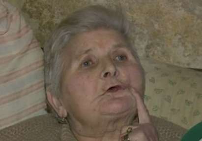 80-годишна баба живее в порутена сграда, хапят я плъхове, а общинари я пращат в старчески дом
