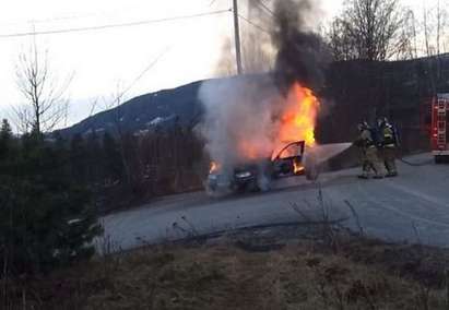 Пожарникари „подкараха” горящ автомобил, трагедията се размина на косъм (ВИДЕО)