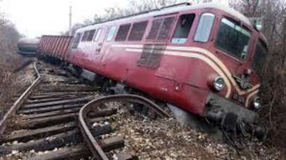 Пътнически влак дерайлира в Руенско, няма пострадали