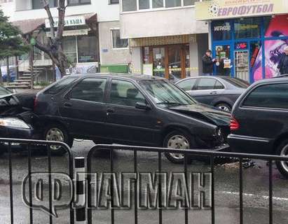 Три коли се нанизаха край Новата поща в Бургас, задръстването е жестоко