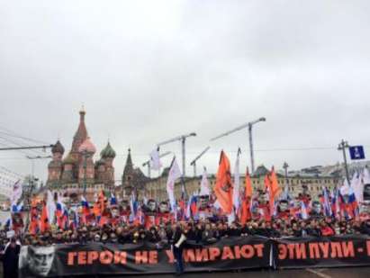 Десетки хиляди в центъра на Москва на шествие в памет на Борис Немцов