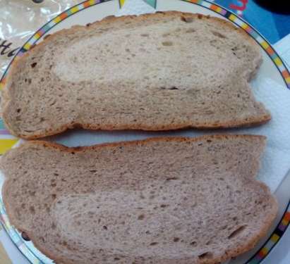 Жена се жалва заради „пълнозърнест“ хляб, пълен с боядисано бяло брашно