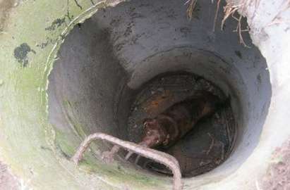 Доброволци спасиха куче от дълбока шахта