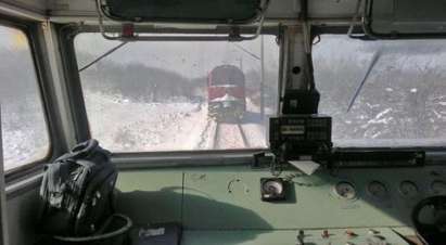 Скали се изсипаха върху локомотив на бързия влак Варна-София и го извадиха от релси