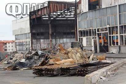Пожарът край Равда заради незагасен фас! Работници обезкостяват бившата соцемблема, разчистват терена за нов строеж  (СНИМКИ)