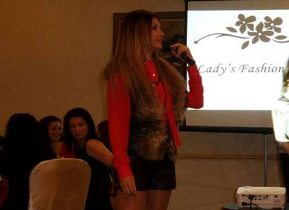 Върха на кича! Ренета Ганева се появи на модно събитие в Бургас с къси панталонки и впити чорапи (СНИМКИ)