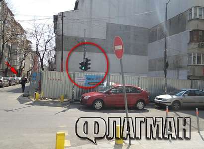 Неизвестен строител загради тротоари и светофар на пиково кръстовище в центъра на Бургас