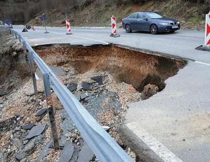 „Инжстрой инженеринг“ ще ремонтира пропадналия път край турската граница (СНИМКИ)