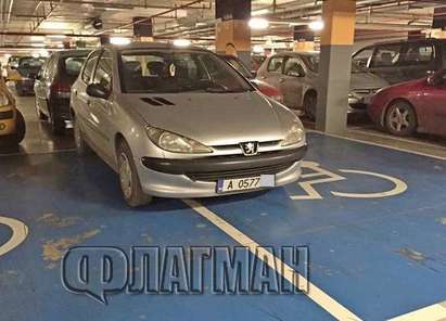 Инвалид в шофирането заряза колата си върху две сини паркоместа в мол "Галерия Бургас"