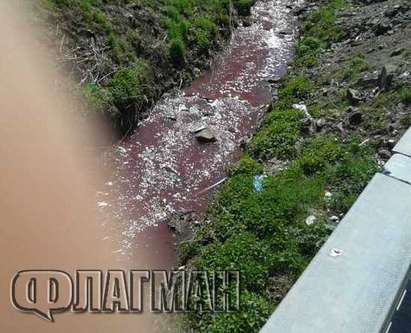 Реката в Карнобат почервеня от кръв преди Великден
