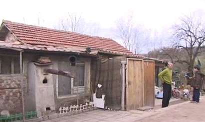 Българин живее със седемгодишния си син в бивша кочина, загубил си дома заради заем