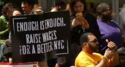 Служители от ресторантите за бързо хранене протестират за минимална заплата от 15 долара на час