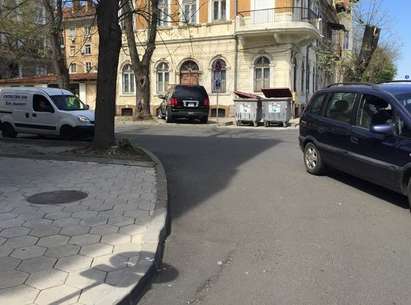 Връзкари паркират неправилно в „Синята зона“ на Бургас, никой не ги наказва