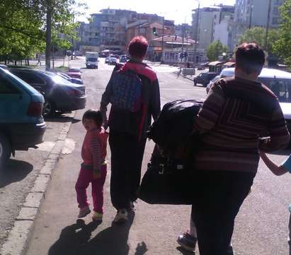 Тротоар в Бургас се превърна в паркинг, майки бутат детски колички по платното за автомобили