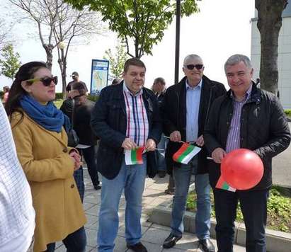 С червени балони и стихове БСП празнува Деня на труда на Охлюва в Бургас