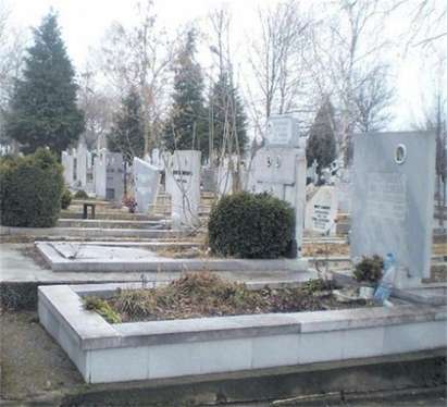 Кощунство! Въртят бизнес с крадени цветя и вази на Бургаските гробища