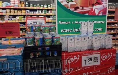 Промоция по бургаски! Евтино мляко и кори за баница наредени срещу хладилниците в хипермаркет