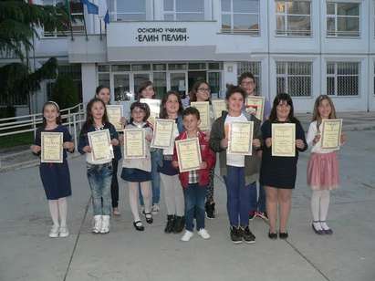 Учениците от СОУ “Иван Вазов“ с престижни награди по български език и литература