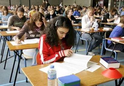 3234 зрелостници и 3314 седмокласници са на изпита по български език в Бургаска област. Успех!