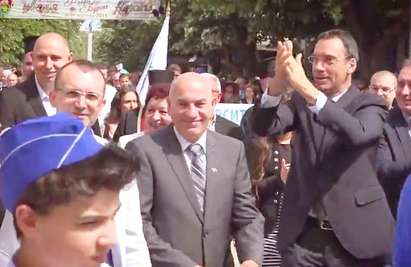 Само във Флагман! Вижте как кметът на Бургас води шествието за 24-ти май (ВИДЕО)