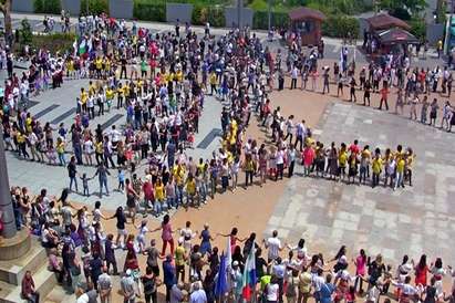 Над 1000 упорити бургазлии тропаха половин час хоро на площад „Тройката“, за да подобрят световен рекорд (ВИДЕО)
