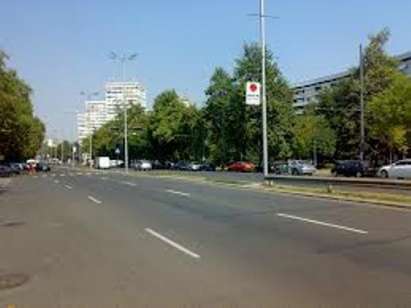 Булевард в Бургас се превръща в паркинг за левскари (СНИМКИ)
