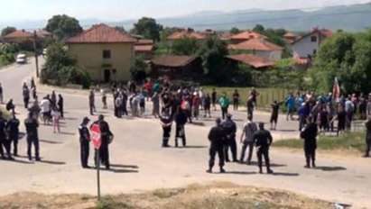 Три буса с жандармерия пътуват с Бъчварова към размирния Гърмен