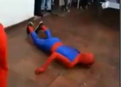 Спайдърмен едва не умря, след като си заби главата в пода при акробатичен трик (ВИДЕО)