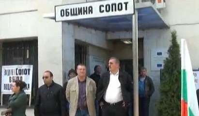Жители на Сопот блокират Подбалканския път