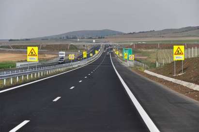 Автовоз е заприщил магистрала "Тракия", колите са разпилени по асфалта