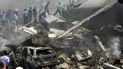 Самолет със 113 души се разби в Индонезия