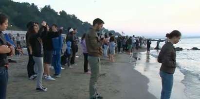Джулая събра хиляди българи край морето, посрещнаха с гаф Слънцето в Бургас