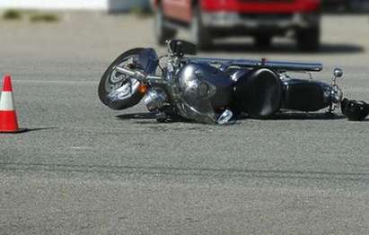 Моторист с два счупени крака след жестока катастрофа